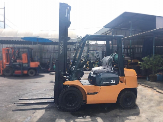 ขายโฟล์คลิฟท์ แก๊ส TOYOTA 7FG25 ยกขนาด 2.5 ตัน 4.5 เมตร เกียร์ธรรมดา 240,000 บาท 094-426-7888 จะเด็ด