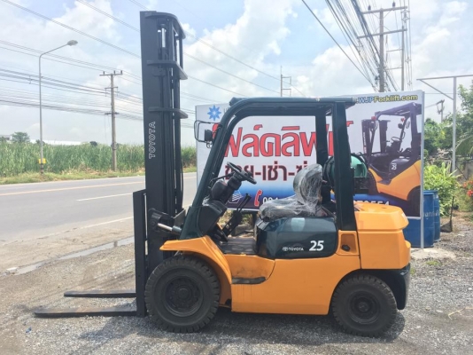 ขายโฟล์คลิฟท์ แก๊ส TOYOTA 7FG25 ยกขนาด 2.5 ตัน 4.5 เมตร เกียร์ธรรมดา 240,000 บาท 094-426-7888 จะเด็ด