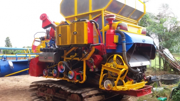 ขายรถเกี่ยวข้าวศักดิ์อุ้ม2.5ตันเครื่อง6bg1ปั้ม23เดินโม่โรงงานราคา35ต่อรอง