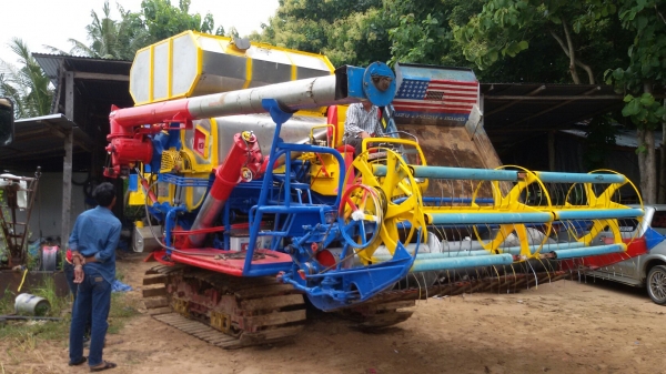 ขายรถเกี่ยวข้าวศักดิ์อุ้ม2.5ตันเครื่อง6bg1ปั้ม23เดินโม่โรงงานราคา35ต่อรอง