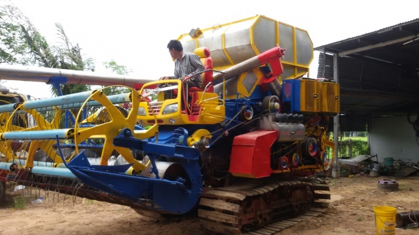 ขายรถเกี่ยวข้าวศักดิ์อุ้ม2.5ตันเครื่อง6bg1ปั้ม23เดินโม่โรงงานราคา35ต่อรอง