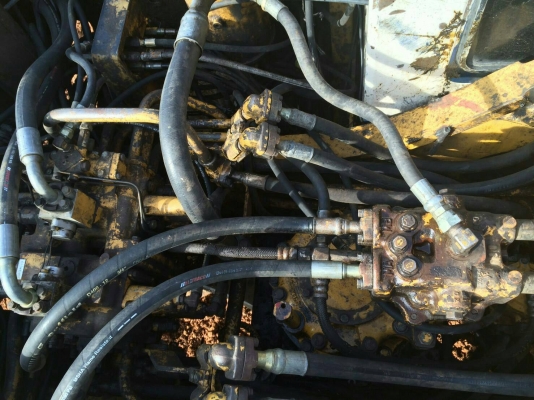 ขายด่วนKOMATSU200-5คอลโทรลสั้นสภาพสวยไฟฟ้ามี แอร์เย็น เอกสารพร้อมโทร0801515451