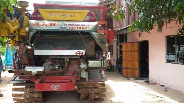 ขายรถเกี่ยวข้าวศักดิ์อุ้มเดิน12ปั้ม23เครื่อง210พร้อมใช้รถยุศรีสะเกษ0854997911@0902705707