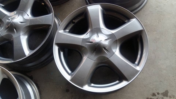 ขายล้อแม็ก dmax 17" สีเงิน สนใจติดต่อ ตาเล็ก ล้อและยางครับ 081-3747940