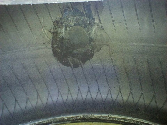 ขายยางนอกยี่ห้อ ENXEN 265/50R 20 111V ปี 12 เคยปะ 2 เส้น ไม่บวม ไม่รัวไม่แตก ดอกยังหนา หน้ายางไม่แข็งมาก รถใช้งานตลอด (ใส่ D-MAX 4 ประตู) เพิ่งถอดเปลี่ยนเมื่อวาาน ใช้งานได้ปกติ