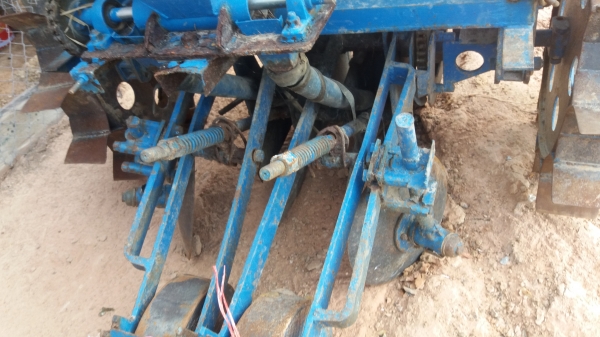 เครื่องปลูกอ้อยร่องคู่ใส่รถไถฟอร์ด เครื่องปลูกอ้อยร่องคู่ใส่รถไถฟอร์ด