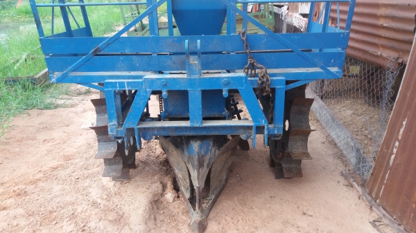 เครื่องปลูกอ้อยร่องคู่ใส่รถไถฟอร์ด เครื่องปลูกอ้อยร่องคู่ใส่รถไถฟอร์ด