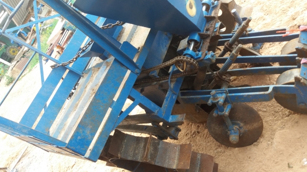 เครื่องปลูกอ้อยร่องคู่ใส่รถไถฟอร์ด เครื่องปลูกอ้อยร่องคู่ใส่รถไถฟอร์ด