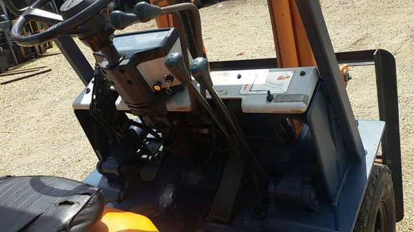 ขายรถยก TOYOTA 5FG20 เครื่องเบนซิน เสาสูง 3 เมตร ยกได้ 2 ตัน เกียร์ธรรมดา รถนอกนำเข้า คิดต่อ 089-7949488