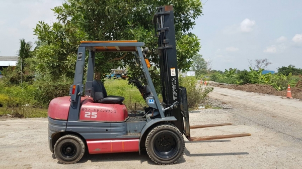 ขายด่วนรถยก TOYOTA 6FGยก2.5ตันเสาสูง4.5เมตรยางหน้าคู้ตัน6เส้นเกียรออโต้รถนอกนำเข้ายังไม่เคยใช้งานในเมืองไทยเลย=รุ่นใหม่ขายถูกๆๆ