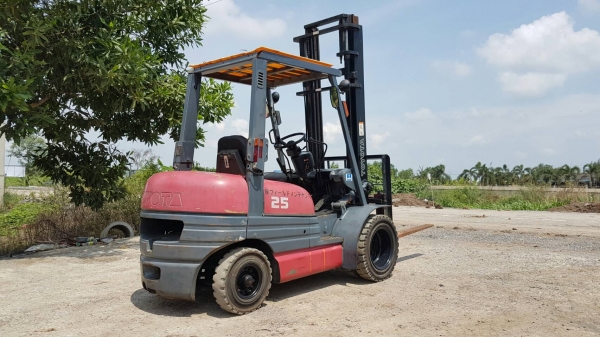 ขายด่วนรถยก TOYOTA 6FGยก2.5ตันเสาสูง4.5เมตรยางหน้าคู้ตัน6เส้นเกียรออโต้รถนอกนำเข้ายังไม่เคยใช้งานในเมืองไทยเลย=รุ่นใหม่ขายถูกๆๆ