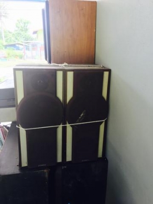 แอมสองตัวอีกคิวหนึ่งตัวลำโพงสี่คู่ แอมสองตัวอีกคิวหนึ่งตัวลำโพงสี่คู่