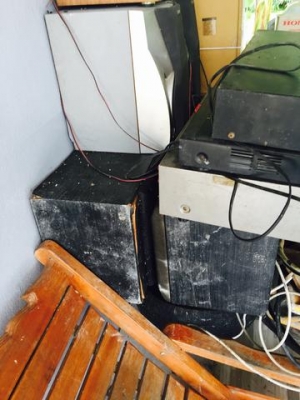 แอมสองตัวอีกคิวหนึ่งตัวลำโพงสี่คู่ แอมสองตัวอีกคิวหนึ่งตัวลำโพงสี่คู่