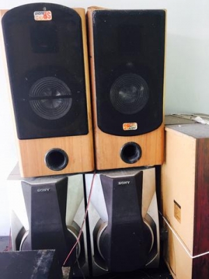 แอมสองตัวอีกคิวหนึ่งตัวลำโพงสี่คู่ แอมสองตัวอีกคิวหนึ่งตัวลำโพงสี่คู่