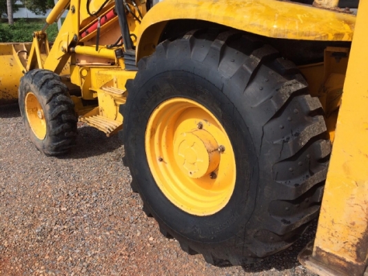รถตักล้อยางหลังขุด JCB 3CX สภาพพร้อมใช้
