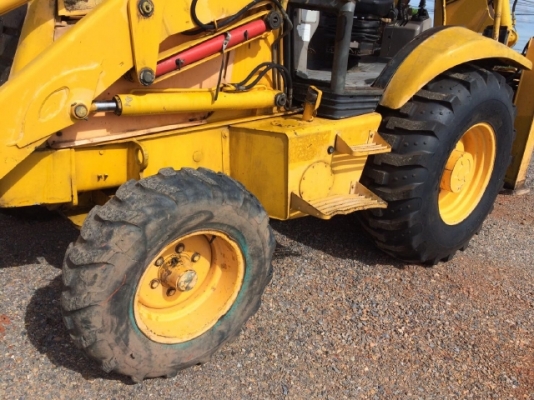 รถตักล้อยางหลังขุด JCB 3CX สภาพพร้อมใช้