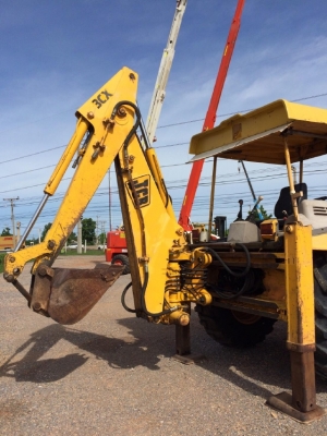 รถตักล้อยางหลังขุด JCB 3CX สภาพพร้อมใช้