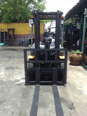 +++ ขายโฟล์คลิฟท์  KOMATSU FD25-16  ขนาด  2.5  ตัน  เครื่องยนต์ดีเซล  เสา  3  เมตร   ฟูลฟรีเข้าตู้   งาสไลด์ ซ้าย + ขวา  เกียร์ออโตเมติค  ยางตันใหม่