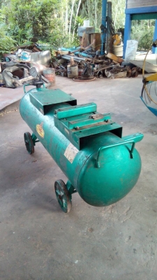 ขายถังลมเปล่า ขนาด ยาว 1.70 เมตร  กร้วง 50  ซ.ม ราคา 20000 ด่วน  ต่อลองได้นิดหน่อย ทีเบอร์  0986683479  สิทธิ์ คับ