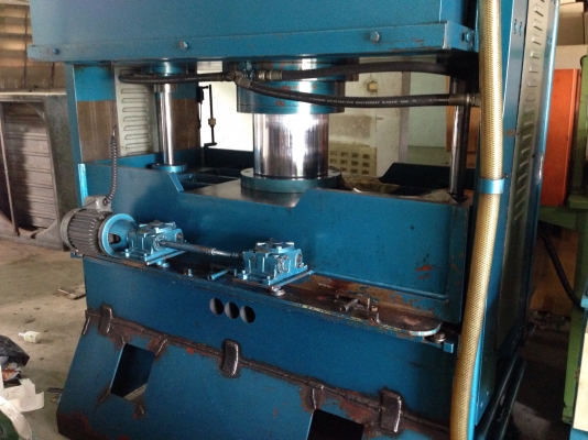 ขายแท่นอัดไฮโดรลิคขนาดใหญ่ 150 ตัน สภาพสวยพร้อมใช้งาน พร้อมรางสไล้ในตัว พร้อมใช้งาน และขนาด 80 ตัน 2ตัว สภาพสวยครับ ขายแท่นอัดไฮโดรลิคขนาดใหญ่ 150 ตัน สภาพสวยพร้อมใช้งาน พร้อมรางสไล้ในตัว พร้อมใช้งาน และขนาด 80 ตัน 2ตัว สภาพสวยครับ