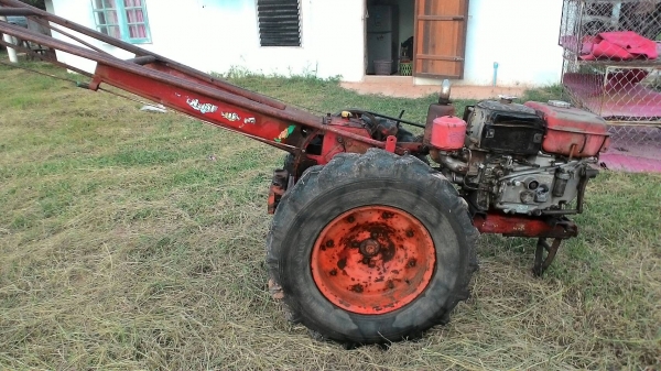 รถไถเดินตาม  9.5 แรง หางจักเพรช   ราคา    14000  บาท  ราคาเบาฯฯ   ใช้งานได้สบาย  ต้องการขาย  สอบถามทีเบอร์ 0986683479  สิทธิ์ คับ