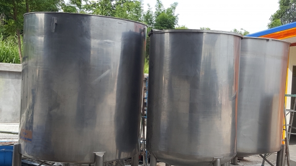 ขายถังสเตนเลสชั้นเดียวจำนวน 3 ใบ 5000 ลิตร 2 ใบๆละ 40,000 บาท 2500 ลิตร 1 ใบ 20,000 บาท