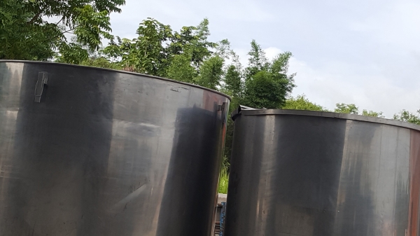 ขายถังสเตนเลสชั้นเดียวจำนวน 3 ใบ 5000 ลิตร 2 ใบๆละ 40,000 บาท 2500 ลิตร 1 ใบ 20,000 บาท