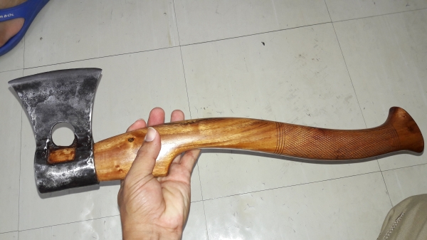 ขายขวานตีจากเหล็กยึดรางรถไฟงานดีเหมาะมือน้ำหนักเบาสวยงาม