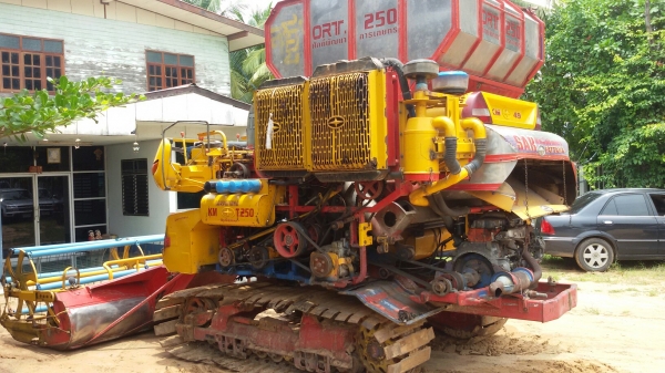 ขายรถเกี่ยวข้าวศักดิ์km49เดิน12ปั้ม23เครื่อง210