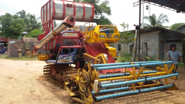 ขายรถเกี่ยวข้าวศักดิ์km49เดิน12ปั้ม23เครื่อง210