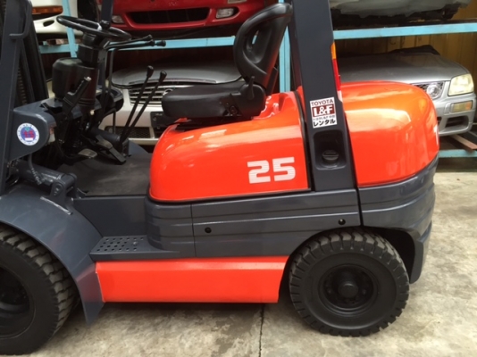 ขายรถโฟลคลิฟท์ TOYOTA 6FD25 ,เกียร์ธรรมดา, เครื่องยนต์ดีเซล 2Z ,งาเทปรับคว่ำ-หงายเทได้ , เสายกสูง 4.5 เมตร ,ล้อหน้าคู่ , รถนำเข้าจากญี่ปุ่น 100\%