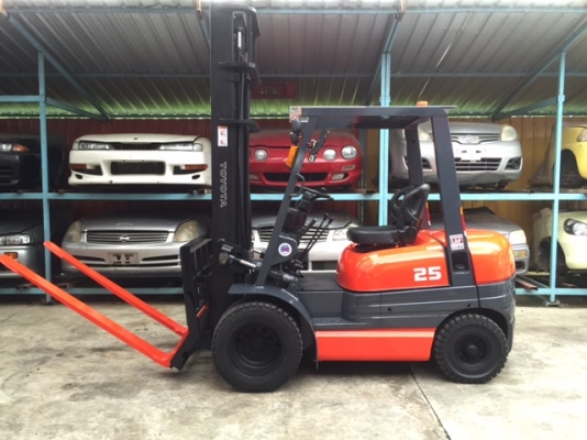 ขายรถโฟลคลิฟท์ TOYOTA 6FD25 ,เกียร์ธรรมดา, เครื่องยนต์ดีเซล 2Z ,งาเทปรับคว่ำ-หงายเทได้ , เสายกสูง 4.5 เมตร ,ล้อหน้าคู่ , รถนำเข้าจากญี่ปุ่น 100\%