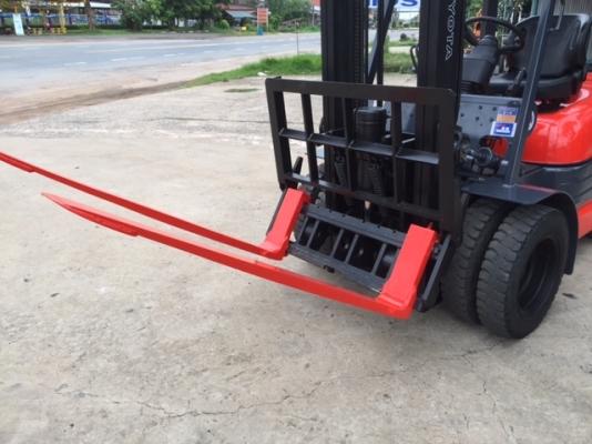 ขายรถโฟลคลิฟท์ TOYOTA 6FD25 ,เกียร์ธรรมดา, เครื่องยนต์ดีเซล 2Z ,งาเทปรับคว่ำ-หงายเทได้ , เสายกสูง 4.5 เมตร ,ล้อหน้าคู่ , รถนำเข้าจากญี่ปุ่น 100\%