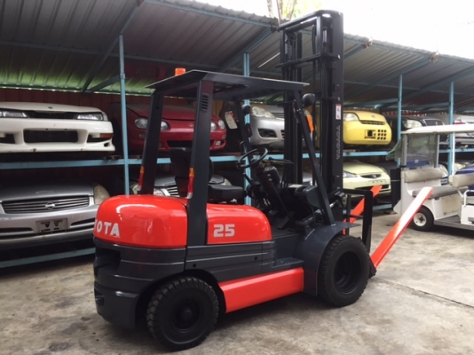 ขายรถโฟลคลิฟท์ TOYOTA 6FD25 ,เกียร์ธรรมดา, เครื่องยนต์ดีเซล 2Z ,งาเทปรับคว่ำ-หงายเทได้ , เสายกสูง 4.5 เมตร ,ล้อหน้าคู่ , รถนำเข้าจากญี่ปุ่น 100\%