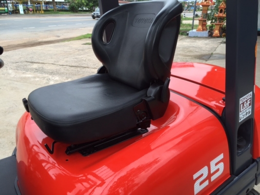 ขายรถโฟลคลิฟท์ TOYOTA 6FD25 ,เกียร์ธรรมดา, เครื่องยนต์ดีเซล 2Z ,งาเทปรับคว่ำ-หงายเทได้ , เสายกสูง 4.5 เมตร ,ล้อหน้าคู่ , รถนำเข้าจากญี่ปุ่น 100\%