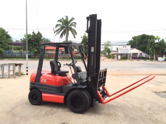 ขายรถโฟลคลิฟท์ TOYOTA 6FD25 ,เกียร์ธรรมดา, เครื่องยนต์ดีเซล 2Z ,งาเทปรับคว่ำ-หงายเทได้ , เสายกสูง 4.5 เมตร ,ล้อหน้าคู่ , รถนำเข้าจากญี่ปุ่น 100\%