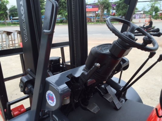 ขายรถโฟลคลิฟท์ TOYOTA 6FD25 ,เกียร์ธรรมดา, เครื่องยนต์ดีเซล 2Z ,งาเทปรับคว่ำ-หงายเทได้ , เสายกสูง 4.5 เมตร ,ล้อหน้าคู่ , รถนำเข้าจากญี่ปุ่น 100\%