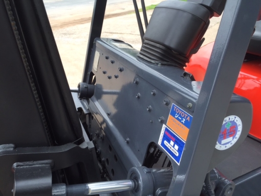 ขายรถโฟลคลิฟท์ TOYOTA 6FD25 ,เกียร์ธรรมดา, เครื่องยนต์ดีเซล 2Z ,งาเทปรับคว่ำ-หงายเทได้ , เสายกสูง 4.5 เมตร ,ล้อหน้าคู่ , รถนำเข้าจากญี่ปุ่น 100\%