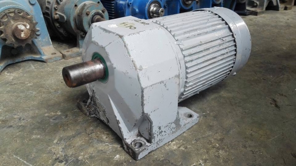 SOLD มอเตอร์เกียร์ MCN 2 HP 380V ทด 1:10 ความเร็วรอบประมาน 140 RPM