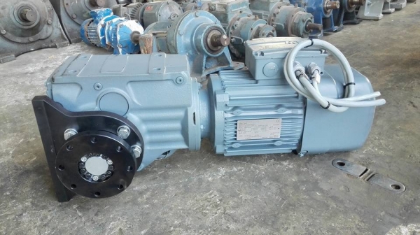 มอเตอร์เกียร์ SEW Eurodrive 3 HP ทด 1:25 มีเบรค ความเร็วรอบประมาน 60 RPM