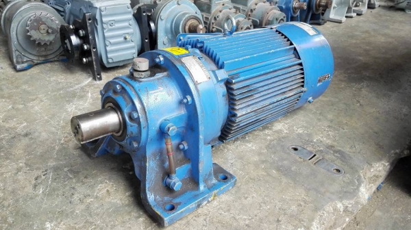 ** SOLD ** มอเตอร์เกียร์ Sumitomo Cyclodrive 10 HP 380V มีเบรค ทด 1:13 ความเร็วรอบประมาน 130 RPM