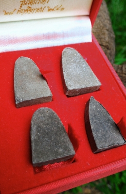 หลวงพ่อทวด a001 สามีราโม วัดช้างให้ รุ่นรัตนรังศรี 28 พฤศจิกายน 2541 ท่านอาจารย์นอง วัดทรายขาวปลุกเสก พิธีดีพิธีใหญ่ พระสวยเก่าเก็บดีมากครับ