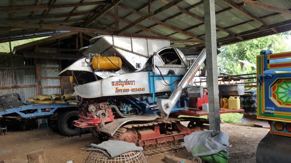 ขายรถเกี่ยวข้าว พ.เจริญพัฒนา ปี2009 เครื่องอีซูซุ 230เทอร์โบว์ 6HH1 ปั๊มไดกิ้น23ช่วงล่าง12