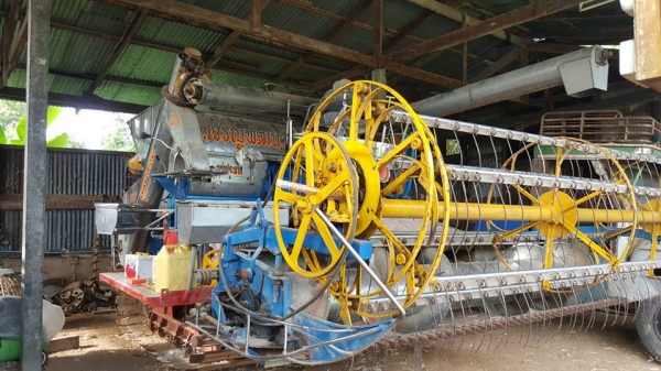 ขายรถเกี่ยวข้าว พ.เจริญพัฒนา ปี2009 เครื่องอีซูซุ 230เทอร์โบว์ 6HH1 ปั๊มไดกิ้น23ช่วงล่าง12