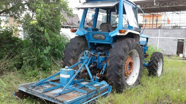ขาย รถไถ 2 เพลา FORD 7700 สภาพใช้งานได้ปกติ แถมเครื่องตัดหญ้า เอกสารใบซื้อขาย