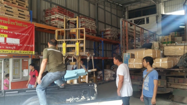 tractor-backhoe บริการจัดส่งสินค้าให้ลูกค้า ที่ขนส่งด้วยนะครับ ตัวนี้ หัวเจาะ กระแทก สำหรับรถขุด แบคโฮ ส่งไป อุบลครับ