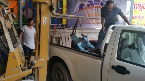 tractor-backhoe บริการจัดส่งสินค้าให้ลูกค้า ที่ขนส่งด้วยนะครับ ตัวนี้ หัวเจาะ กระแทก สำหรับรถขุด แบคโฮ ส่งไป อุบลครับ