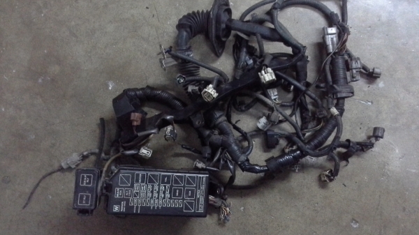 ชุดสายไฟในหัองเครื่องพร้อมกล่องฟิวครบชุดโตโยต้าไทเกอร์เครื่อง2500คอมครับ