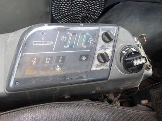 ขายรถแม็คโคร KOMATSU PC60-7 นำเข้าจากญี่ปุ่นแท้ๆ 100\% ไม่เคยผ่านการใช้งานในไทย สภาพนางฟ้า สนใจติดต่อ 081-9485494