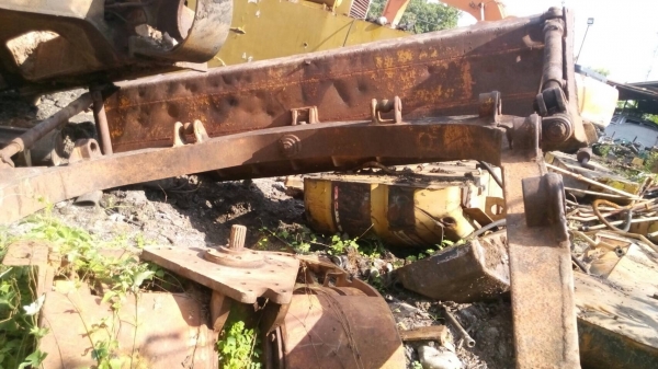 ขายใบมีด รถแทรกเตอร์ CAT-D-5 ตีนไก่  พร้อมแขนตัวยู สภาพสวยตามรูปครับ ขายไม่แพงครับ